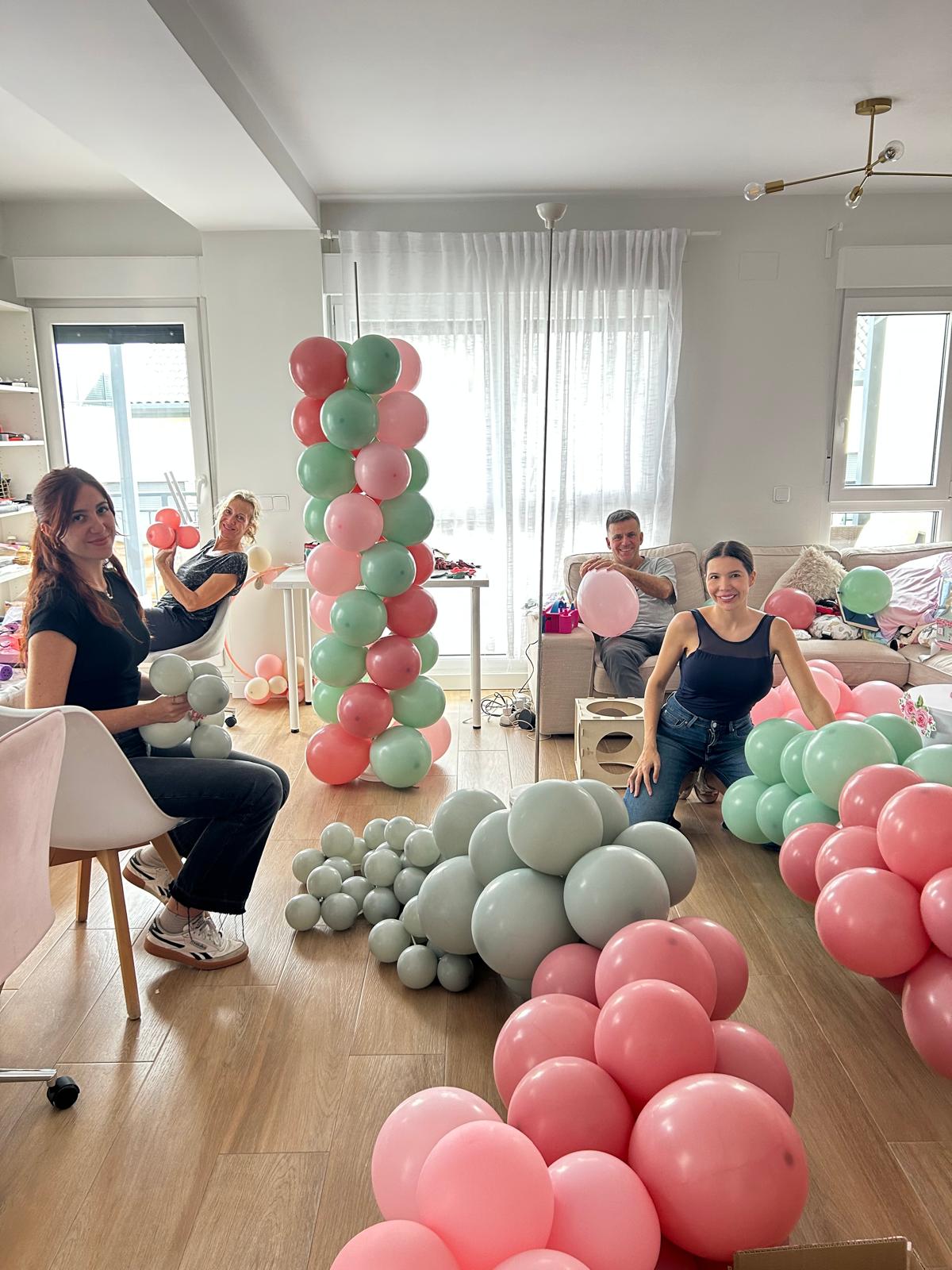 Arco de globos y flores en interior